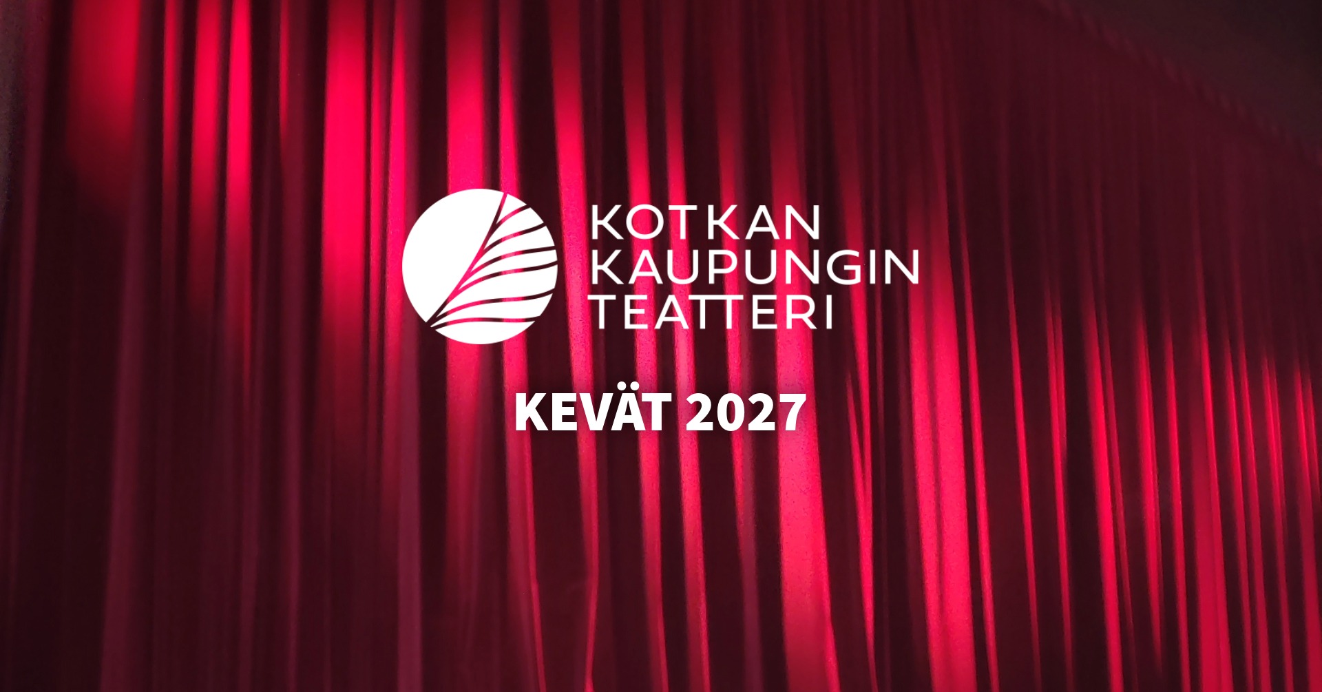 Kotkan Kaupunginteatterin logo punaisen teatteriesiripun edessä. Kuvassa teksti: "Kotkan Kaupunginteatteri – Kevät 2027"