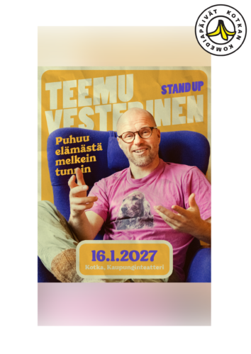Mainosjuliste, jossa Teemu Vesterinen istuu sinisessä nojatuolissa ja elehtii käsillään. Julisteessa lukee "Teemu Vesterinen", "Stand Up" ja "Puhuu elämästä melkein tunnin". Esitys järjestetään Kotkan Kaupunginteatterissa 16.1.2027. Julisteessa on myös Kotkan Komediapäivät -tunnus.