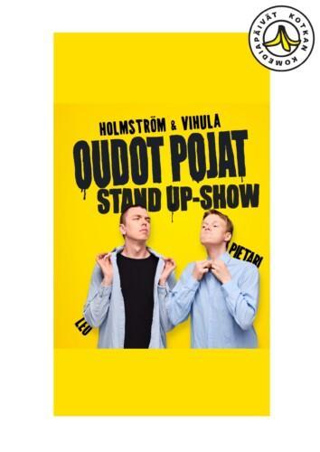 Kaksi stand up -esiintyjää poseeraa keltaista taustaa vasten. Julisteessa lukee ”Oudot Pojat Stand Up Show”