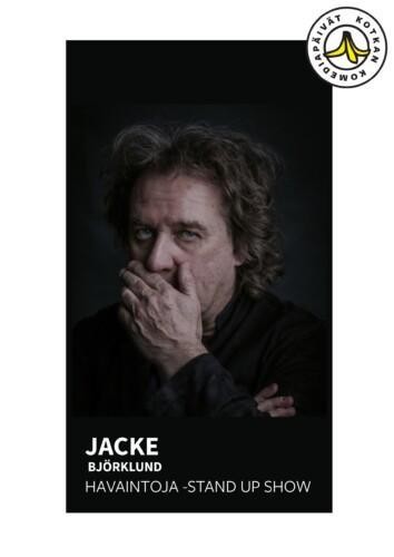 Juliste, jossa esiintyjä poseeraa tummaa taustaa vasten käsi suun edessä. Julisteessa lukee "Havaintoja – Stand Up Show".